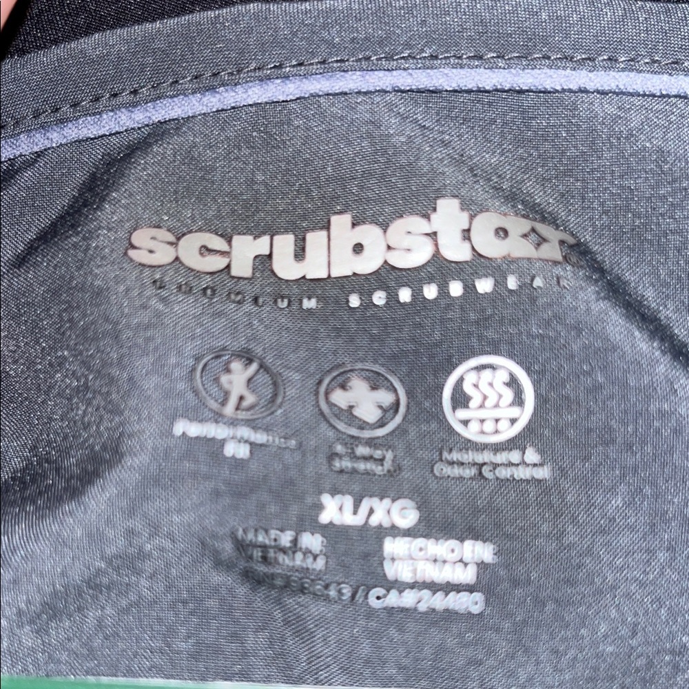 Woman’s scrub shirt - Picture 7 of 7